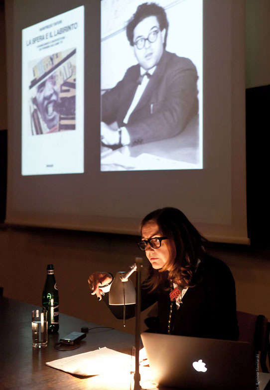 Beatriz Colomina speaking at the Facutly of Architecture, Warsaw University of Technology. Photo: Bartosz Stawiarski.