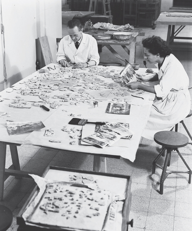 Paolo and Laura Mora work on fragments of the Mazzatosta Chapel at the Istituto Centrale del Restauro, Rome 1946