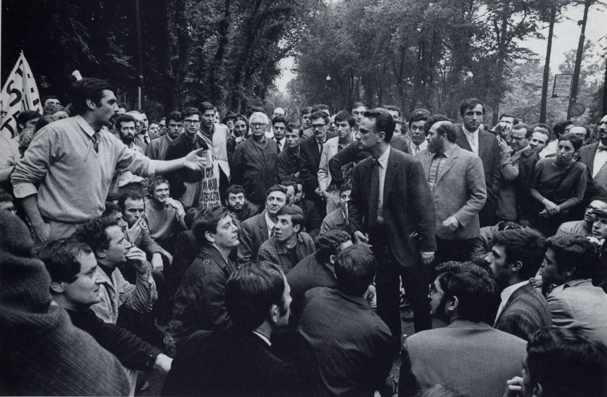 Gianemilio Simonetti and Giancarlo De Carlo at the entrance of the XIV Triennale of Milan (1968), from Mioni, Angela, and Etra Connie Occhialini (editors), Giancarlo De Carlo: immagini e frammenti (Milano: Electa, 1995), 57.